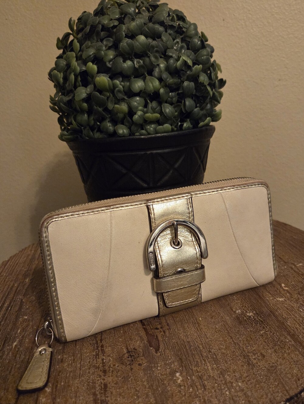 COACH Vintage Soho Pleated Cream Leather Zip Around Continental Buckle Wallet
